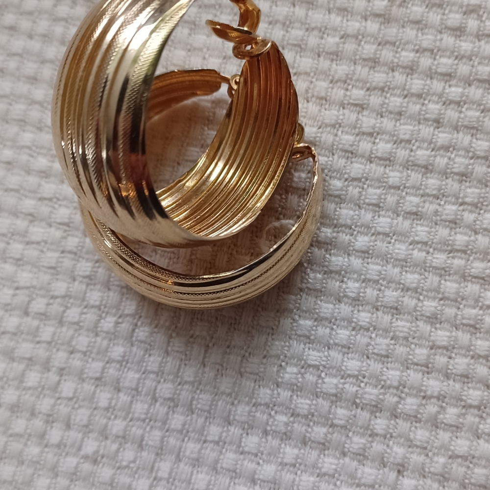 Vintage‎ golden tone clip on earings